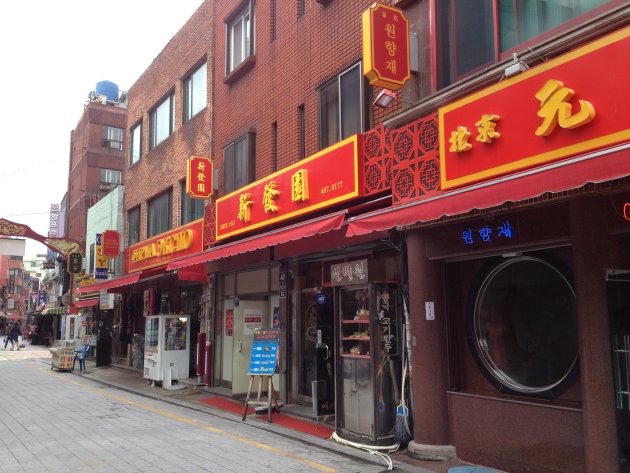 中国語の看板が立ち並ぶチャイナタウン内